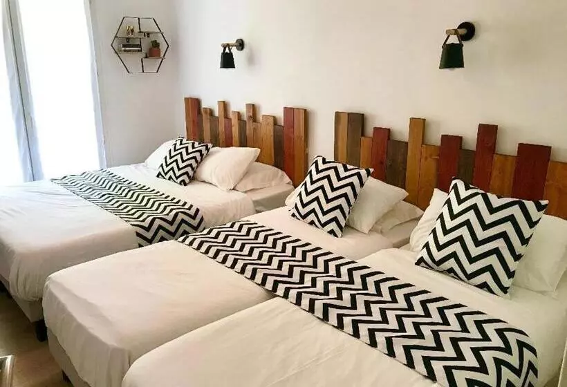 スタンダード４人部屋, Hôtel Les Volets Rouges  Cassis
