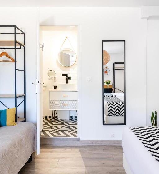 Семейный Номер, Hôtel Les Volets Rouges  Cassis