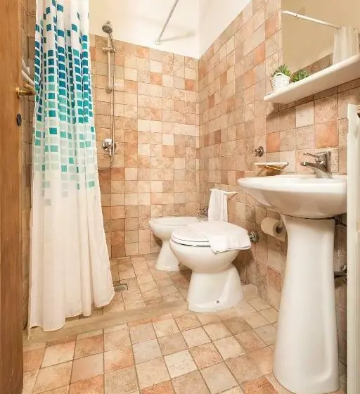 Standard Neljän Hengen Huone, Agriturismo Girolomoni   Monastero