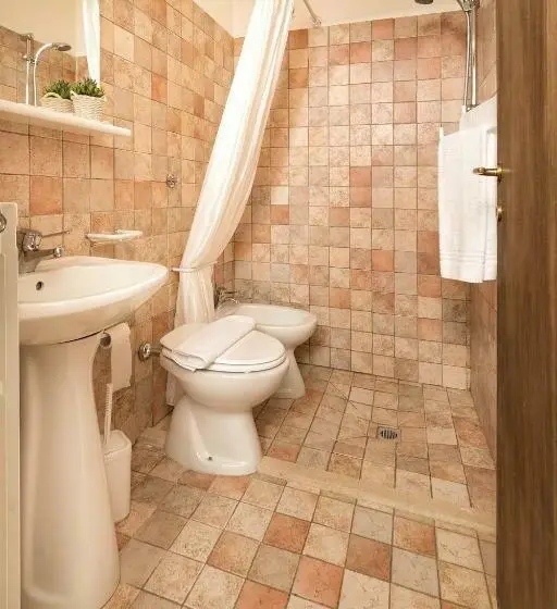 Standard Kolmen Hengen Huone, Agriturismo Girolomoni   Monastero