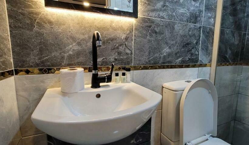 استودیو خانوادگی, Moon Blue Suits