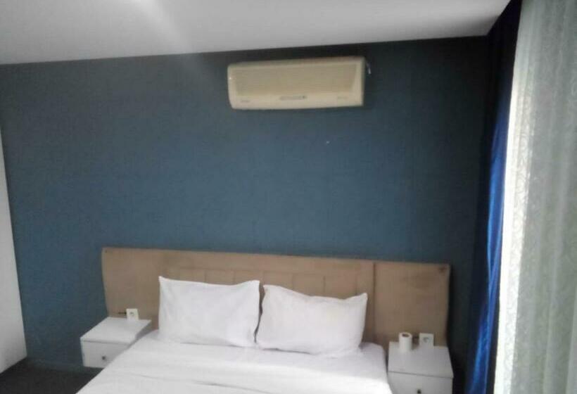 استودیو خانوادگی, Moon Blue Suits