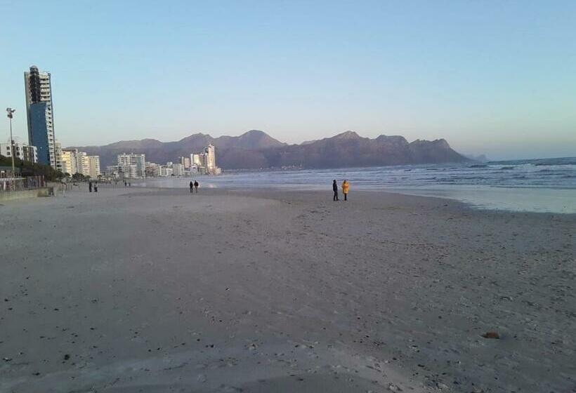 חדר משפחתי נוף לים, Beach Haven Sea Views, Fritzandi, Strand, Cape Town