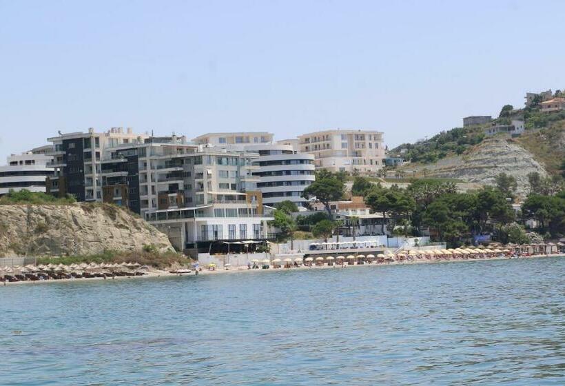디럭스 스튜디오, Costa Del Sol