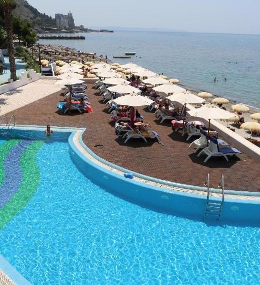 סטודיו דלוקס, Costa Del Sol