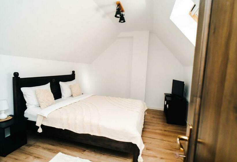 شقة غرفتين, Pensiunea Tara Codrului