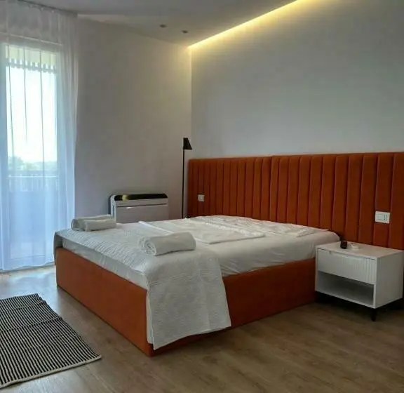 اتاق لوکس با چشم‌انداز, Restaurant Natyra E Qetë