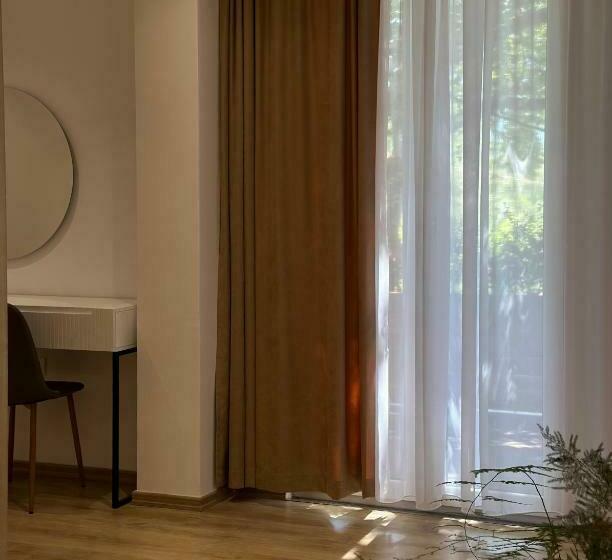 جناح مزوَّد بشرفة, Restaurant Natyra E Qetë