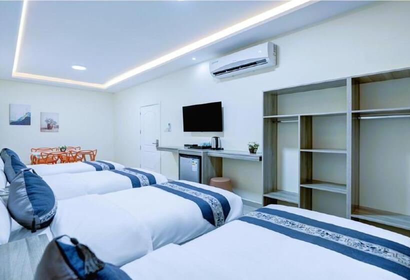 اتاق استاندارد چهار تخته, Three Palms Suites