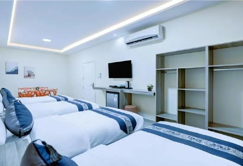 اتاق استاندارد چهار تخته, Three Palms Suites