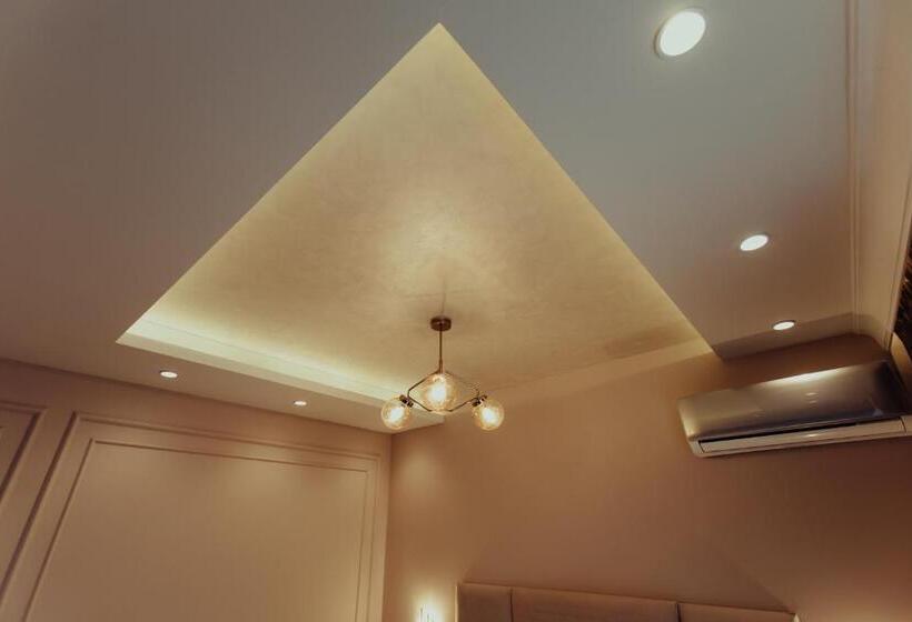 اتاق استاندارد با بالکن و چشم‌انداز دریا, Avangarde Sea Luxury Apartments