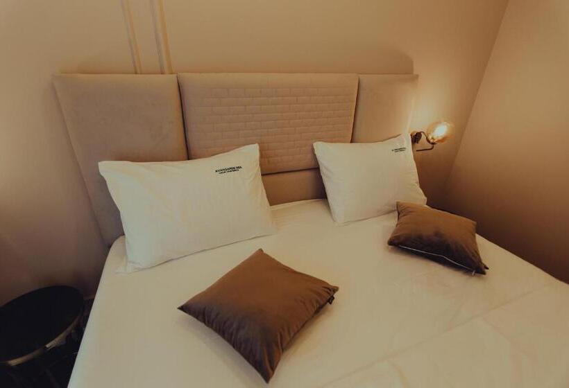 اتاق لوکس با بالکن و چشم‌انداز دریا, Avangarde Sea Luxury Apartments