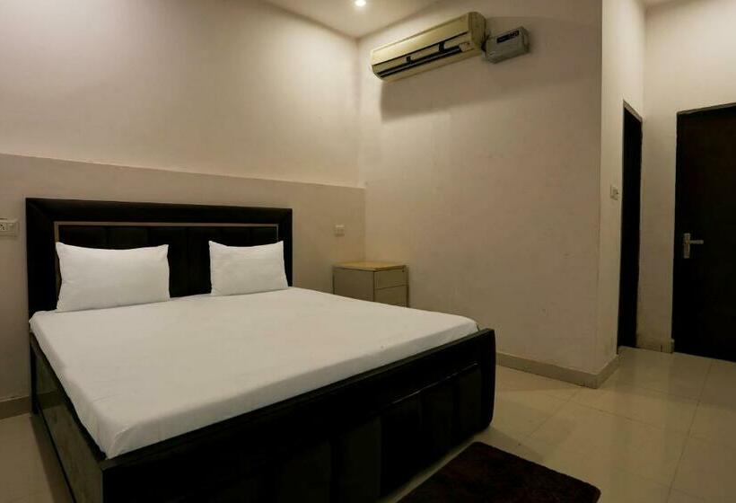 Quarto Triplo Clássico, Oyo Hello Home