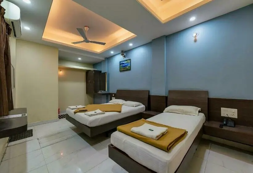 Quarto Triplo Standart, Radhakrishna Couple Friendly