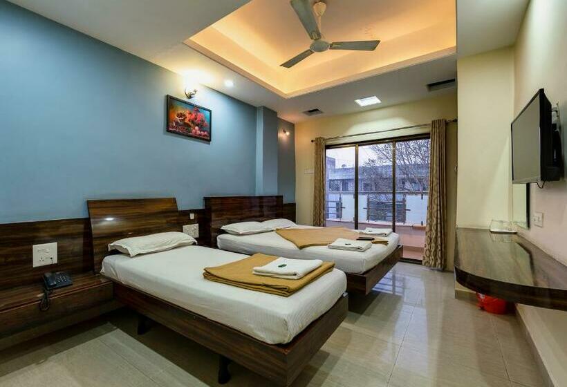 חדר סטנדרט לשלושה, Radhakrishna Couple Friendly