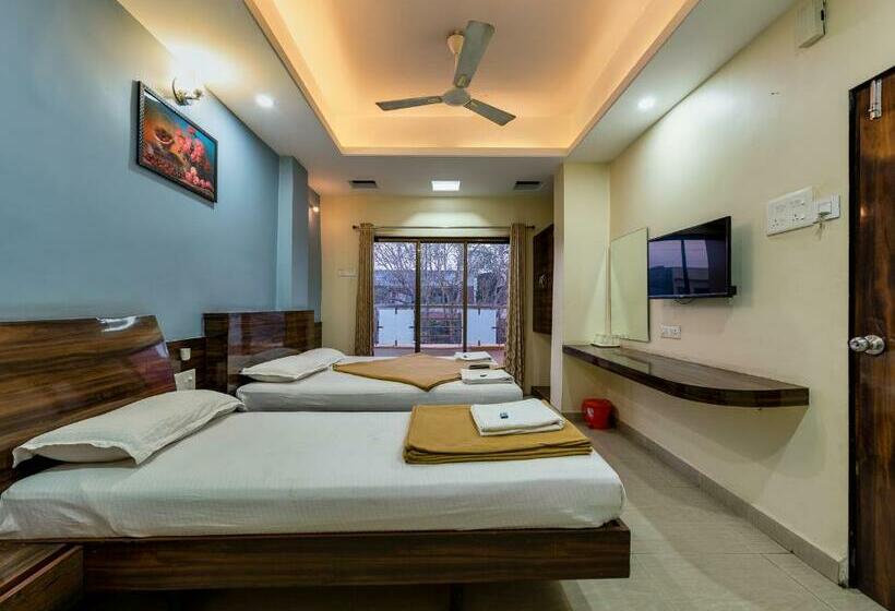 חדר סטנדרט לארבעה, Radhakrishna Couple Friendly