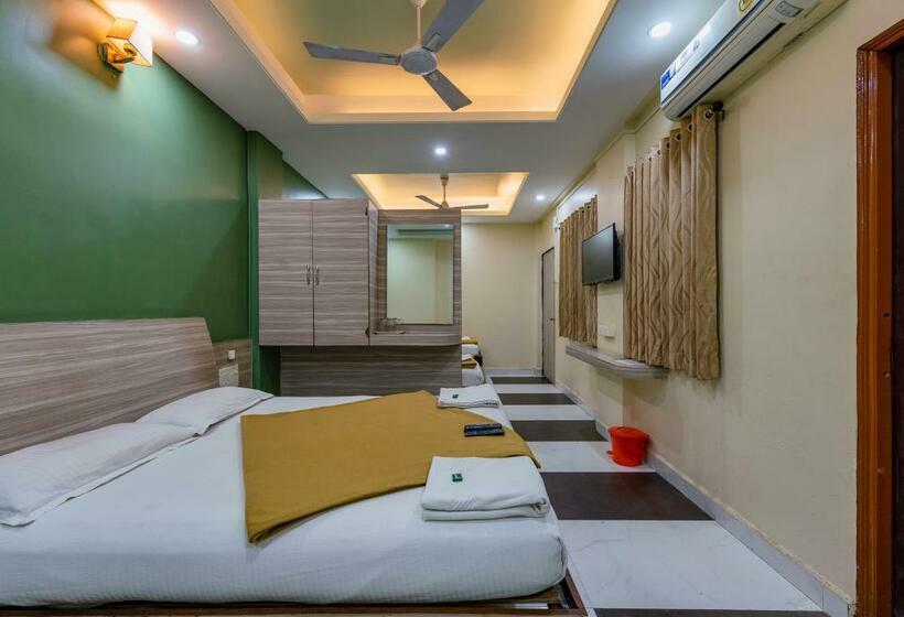 חדר משפחתי, Radhakrishna Couple Friendly