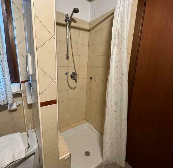 プールの見えるスタンダードトリプルルーム, Agriturismo Fioravante