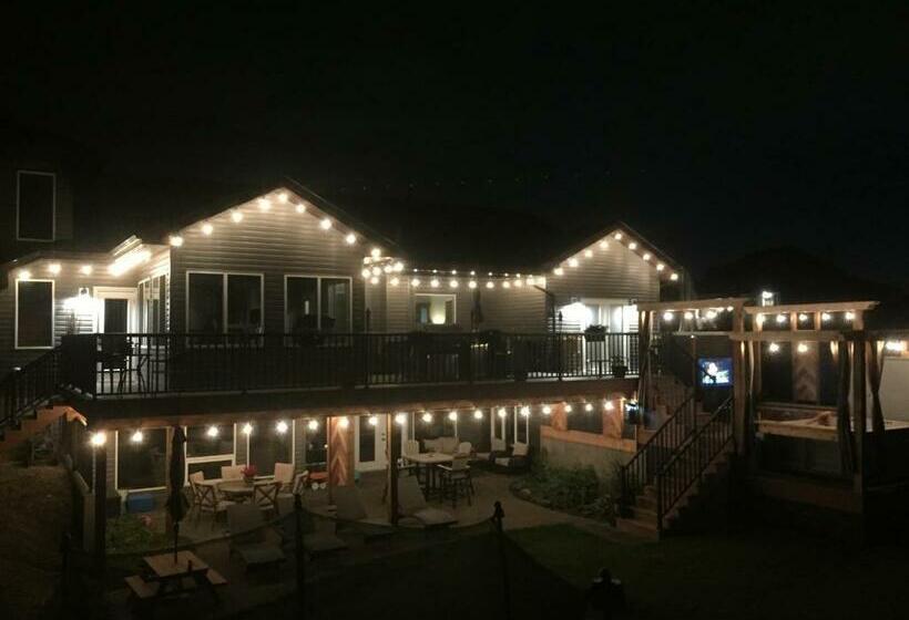 إستوديو ديلوكس, Dragonfly Inn Walkout Suites