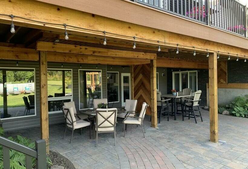 إستوديو ديلوكس, Dragonfly Inn Walkout Suites