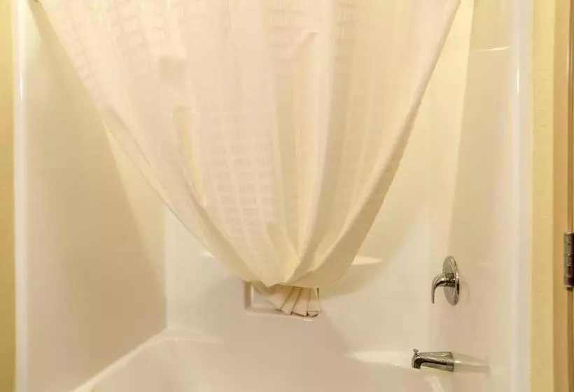 キングサイズベッドのスイートルーム, Cobblestone Inn & Suites  Oberlin