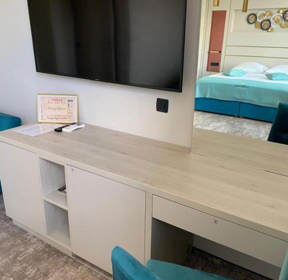 Номер Deluxe, Coroana