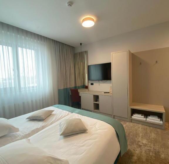 Номер Deluxe, Coroana