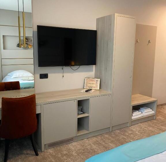 Номер Deluxe, Coroana