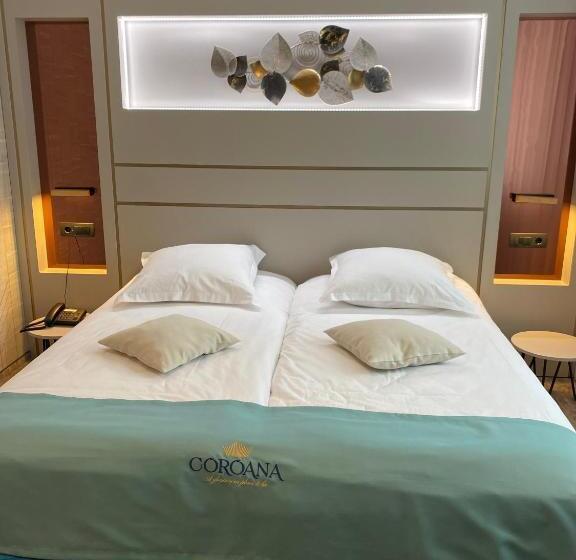 Номер Deluxe, Coroana