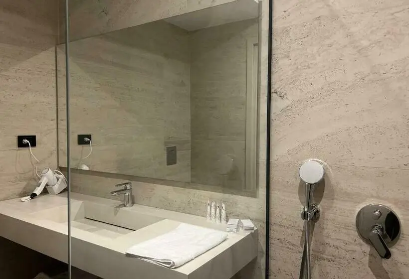 اتاق لوکس با چشمانداز دریا, Miramar