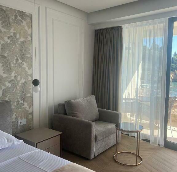 اتاق لوکس با چشمانداز دریا, Miramar