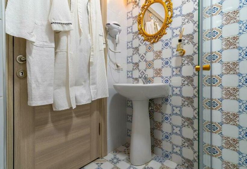 اتاق استاندارد, Lamur