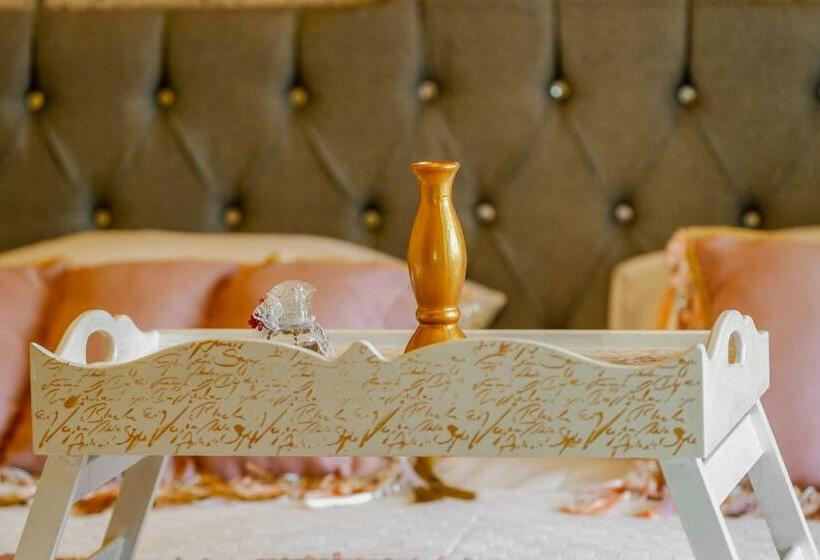 اتاق لوکس, Lamur