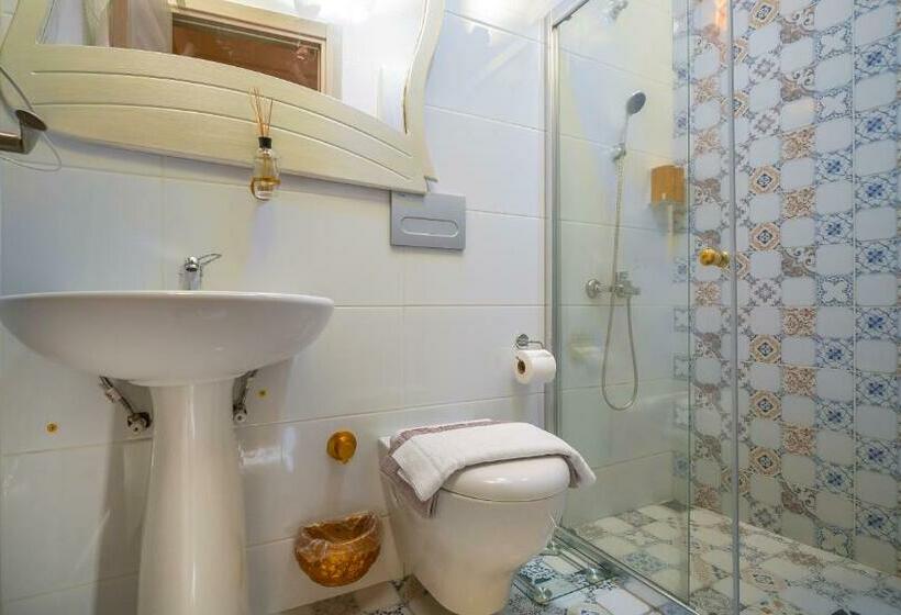 اتاق لوکس, Lamur