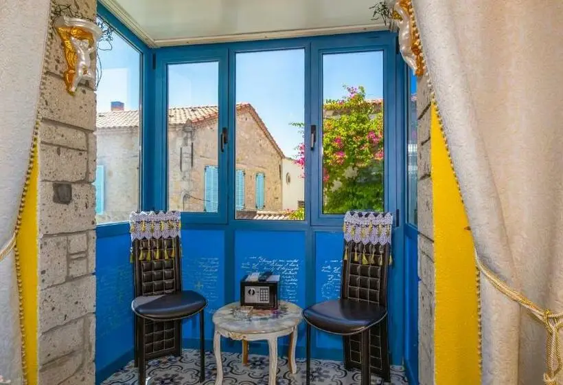 اتاق لوکس با بالکن, Lamur
