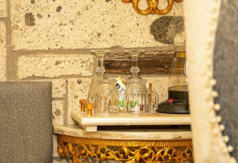 اتاق لوکس با بالکن, Lamur