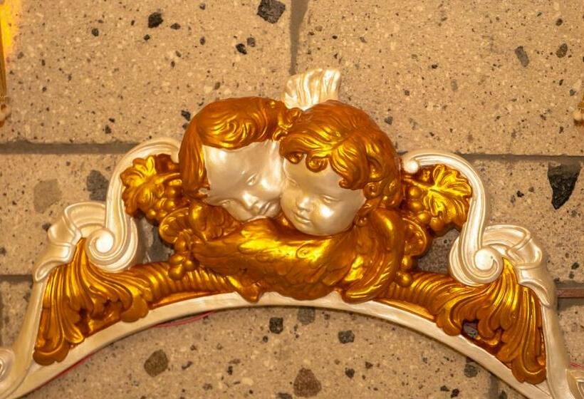 اتاق لوکس با بالکن, Lamur