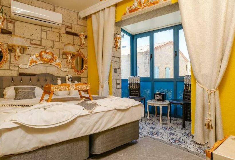 اتاق لوکس با بالکن, Lamur