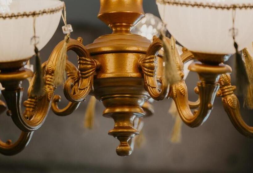 اتاق لوکس با بالکن, Lamur