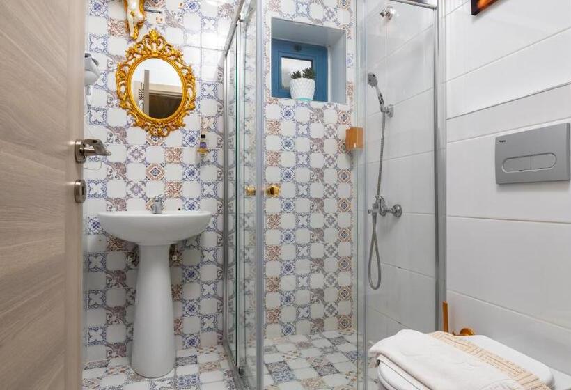 اتاق لوکس با بالکن, Lamur