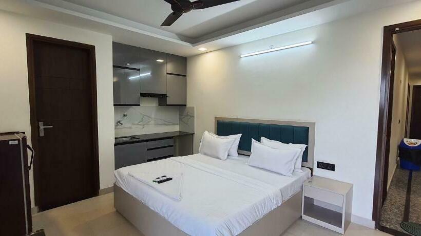 اتاق استاندارد با بالکن, The Leaf Studio Medanta