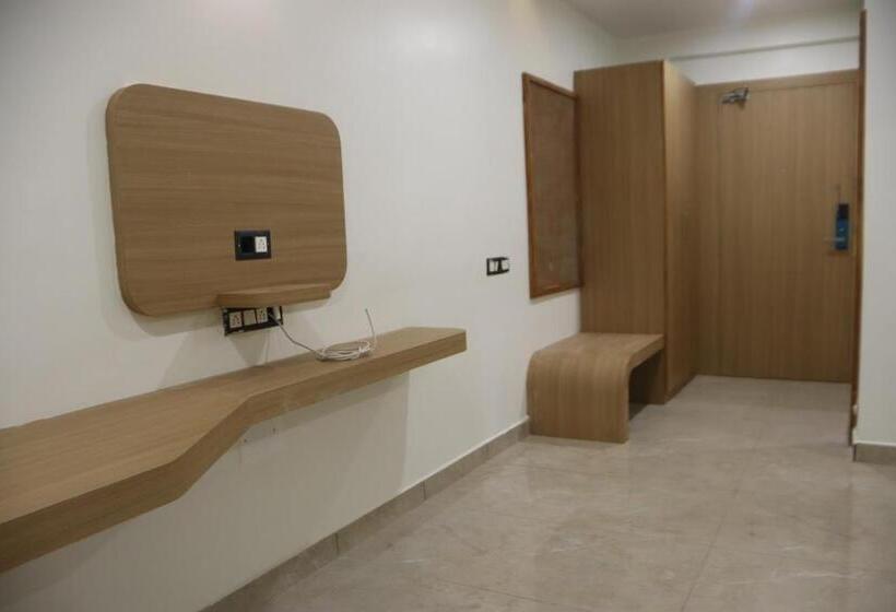 חדר דלוקס, The Sky Comfort Beach Hotel, Dwarka