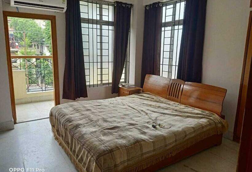 トリプルクラシックルーム, Oyo Home Road House