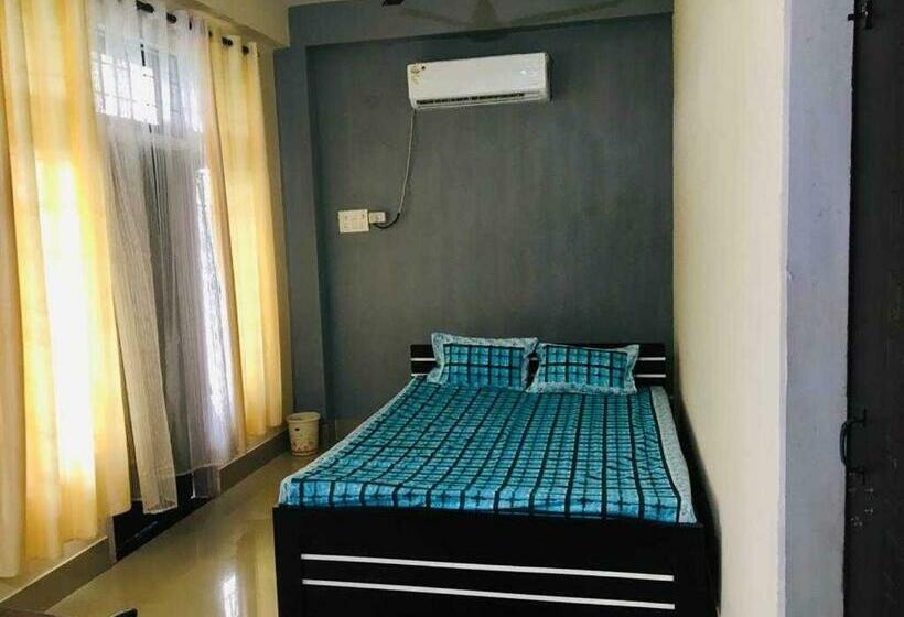 トリプルクラシックルーム, Oyo Home Road House