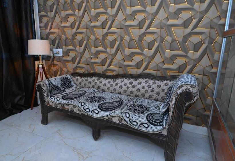 סוויטה דלוקס, Privyrooms