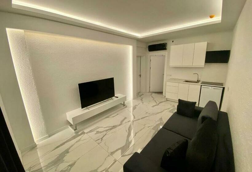 جناح جونيور, Costa Linn Premium