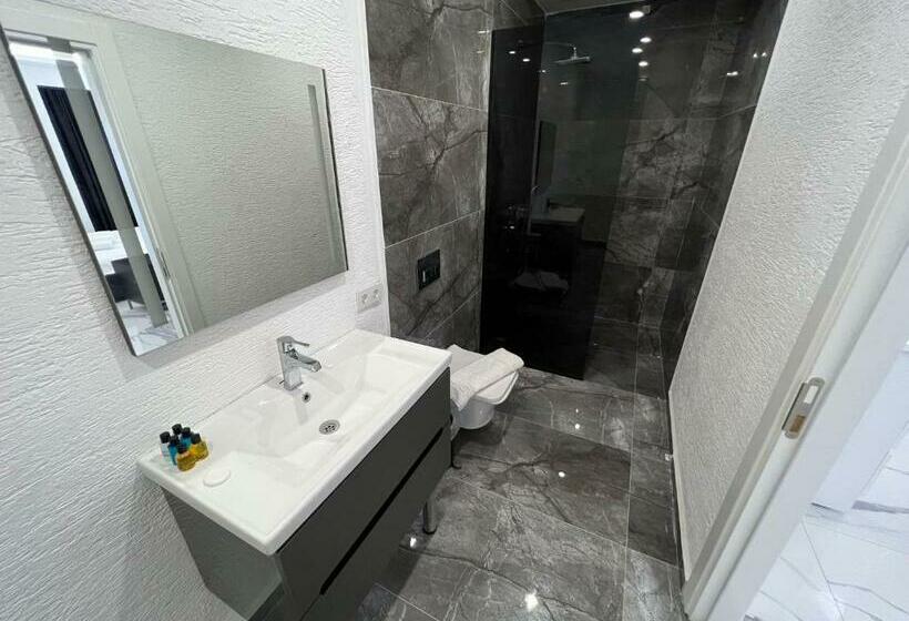 جناح جونيور, Costa Linn Premium