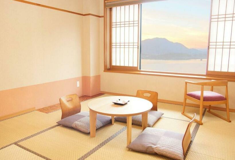 غرفة قياسية ذات إطلالة, Asafuji