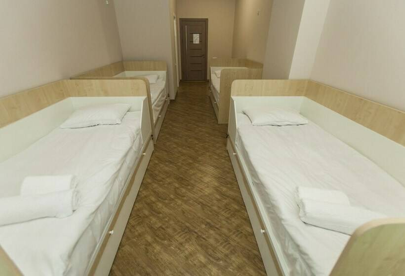 공동 객실, Holiday Hostel