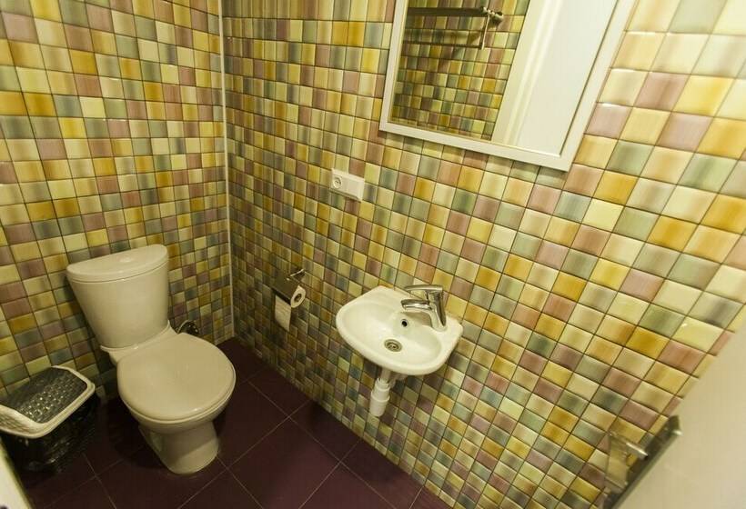 공동 객실, Holiday Hostel